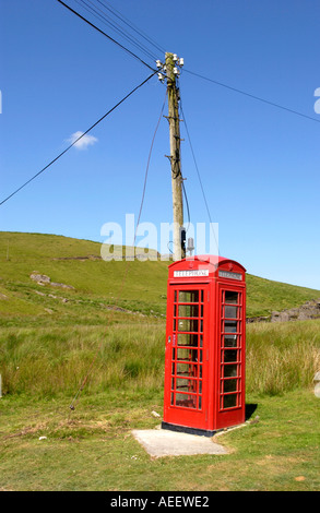 Wenig verwendet rote BT Telefon Feld 8 Meilen von der nächsten Stadt, nördlich von Llyn Brianne Reservoir in der offenen Landschaft Mid Wales UK Stockfoto