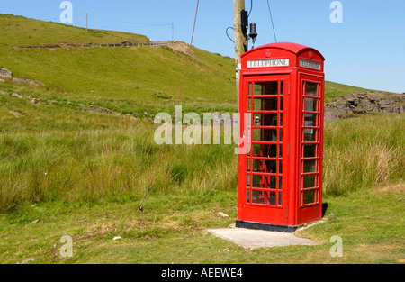 Wenig verwendet rote BT Telefon Feld 8 Meilen von der nächsten Stadt, nördlich von Llyn Brianne Reservoir in der offenen Landschaft Mid Wales UK Stockfoto