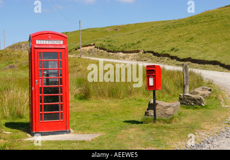 Wenig verwendet rot BT Phonebox-Postfach 8 Meilen von der nächsten Stadt in der offenen Landschaft Mid Wales UK Stockfoto