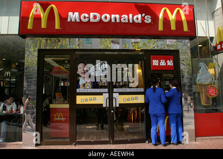 Shanghai, China. Shop-ArbeiterInnen kaufen ein McDonalds Eis. Stockfoto