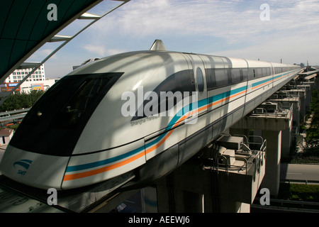 Der MAGLEV-Magnetschwebebahn, die Passagiere von der Station Longyang Lu zum Pudong International Airport nimmt Stockfoto