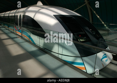 Der MAGLEV-Magnetschwebebahn, die Passagiere von der Station Longyang Lu zum Pudong International Airport nimmt Stockfoto