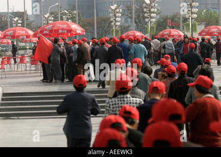 Shanghai, China: Chinesische Touristen kommen auf dem Pearl Tower auf Pudong in große Reisegruppen, tragen zur Identifizierung Kappen. Stockfoto