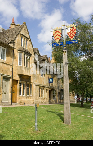 Wappen auf hohen hölzernen post Chipping Campden Cotswolds Großbritannien Stockfoto