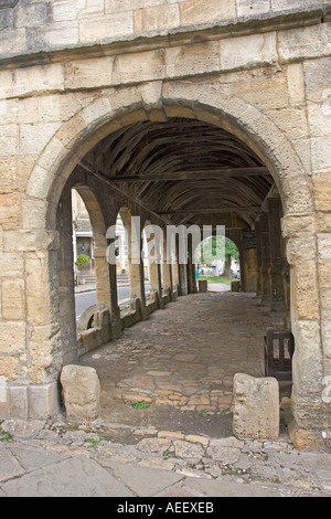 Blick durch den Bogen in alten Wollmarkt oder Markthalle wurde gebaut im Jahre 1627 Chipping Campden Cotswolds Großbritannien Stockfoto