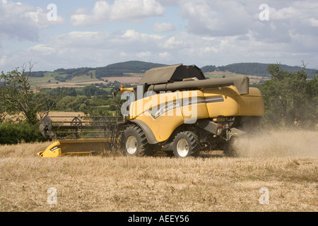 Kombinieren Sie Ernte in das Dorf von Stanton Cotswolds UK Stockfoto