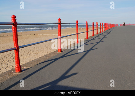 Geländer an der Promenade im Seebad Stadt von Rhyl, Denbighshire, Nordwales gemalt Stockfoto