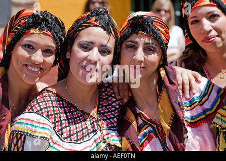 Menschen mit typischen Kleidung geschmückt Algerien internationale Messe der Ortschaften Fuengirola Malaga Küste der Sonne Andalusien Spanien Stockfoto