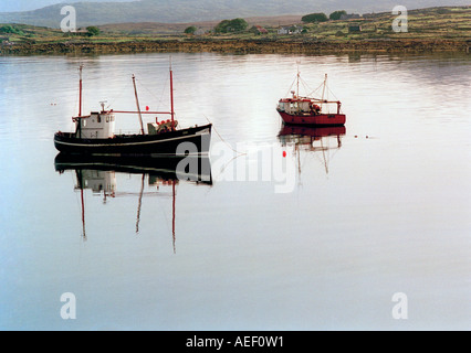 Angelboote/Fischerboote vertäut im Hafen des Dorfes Roundstone, Connemara, Galway, Irland Stockfoto