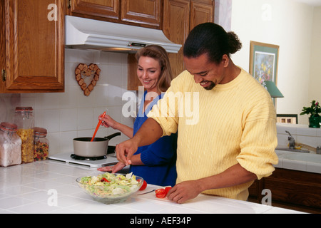 Mann und Frau Abendessen kochen und genießen einander Freundschaft Freunde engagiert heiraten heiraten Stockfoto