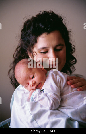 Liebevolle junge Mutter umarmt Baby nah bis Kleinkind auf Schulter hispanische Ethnizität ethnischen vielfältige rassisch rassisch verschiedenen biracial POV closeup Stockfoto