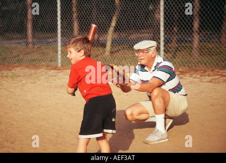 Großvater und Enkel Mann und junge Kinder Kind spielt Baseball-Spiel auf Boden lächelnd kaukasischen POV Herr © Myrleen Pearson Stockfoto