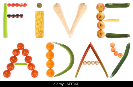 Eine 220 MB große Datei des Satzes 5 pro Tag oder 5 A DAY mit Obst und Gemüse auf einer rein weißen Hintergrund. Stockfoto