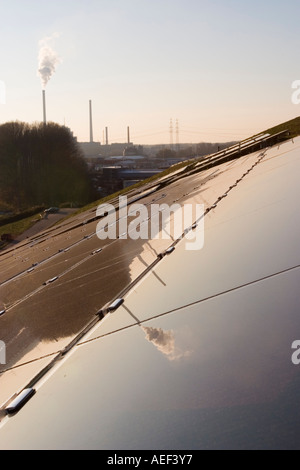 Industrieanlagen, spiegelt sich in Solarmodulen Solarpark Rheinhafen Karlsruhe, Dezember 2005 Stockfoto