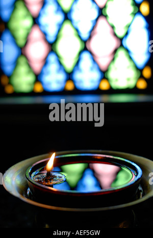 Beleuchtete Kirche Kerze Stockfoto