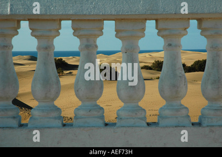 Blick auf die Sanddünen von Maspalomas über eine Betonbalustrade an der Südküste der Insel Gran Canaria, einer der Kanarischen Inseln Spaniens Stockfoto