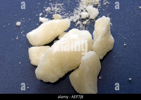 Methamphetamin auf blauem Hintergrund. Stockfoto