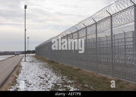 Umzäunung mit Patrouillen Fahrzeug für zusätzliche Sicherheit Tecumseh State Correctional Institution Tecumseh Nebraska USA Stockfoto