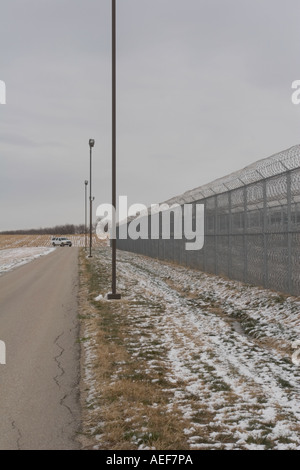 Umzäunung mit Patrouillen Fahrzeug für zusätzliche Sicherheit Tecumseh State Correctional Institution Tecumseh Nebraska USA Stockfoto