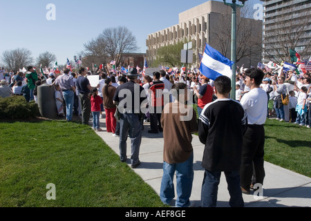 Nebraska State Trooper auf, während eine Demonstration für die Rechte der Einwanderer in Lincoln Nebraska weitergeht. 2006. Stockfoto