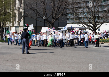 Lincoln-Polizei und Nebraska State Trooper, den Frieden zu bewahren, bei einer Demonstration für die Rechte der Einwanderer in Lincoln, Nebraska. 2006. Stockfoto
