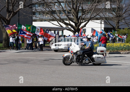 Lincoln-Polizei und Nebraska State Trooper, den Frieden zu bewahren, bei einer Demonstration für die Rechte der Einwanderer in Lincoln, Nebraska. 2006 Stockfoto