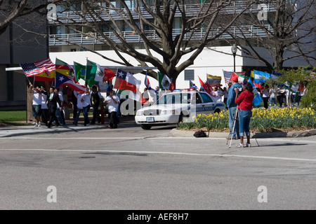 Lincoln-Polizei und Nebraska State Trooper, den Frieden zu bewahren, bei einer Demonstration für die Rechte der Einwanderer in Lincoln, Nebraska. 2006 Stockfoto