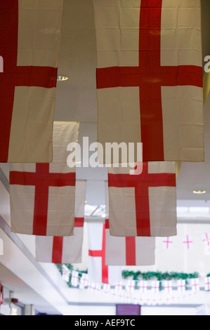 England Fahnen während der Welt-Cip in einem Einkaufszentrum in der Innenstadt Blackburn, Lancashire, UK Stockfoto