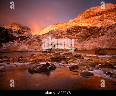 Winter-Sonnenwende Sunrise, Snowdon und Crib Goch. Snowdonia-Nationalpark. Wales Stockfoto