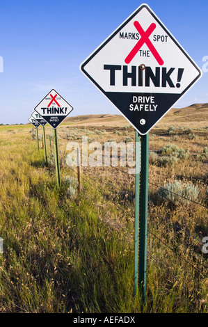 "X Marks The Spot" Warnzeichen (Todesfall Marker) in South Dakota. Diese Zeichen sind am Ort der jeden tödlichen Autounfall in den Zustand gebracht. Stockfoto