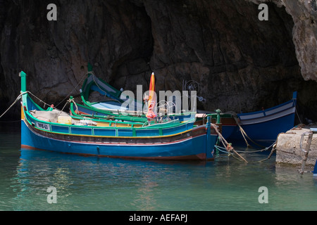 Maltesische Fischerboote der luzzu Typ günstig in der Höhle bei Xlendi, Gozo, Malta Stockfoto