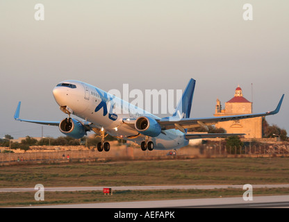 XL Airways Germany Boeing 737-800 Passenger Jet plane, die aus Malta bei Sonnenuntergang Stockfoto