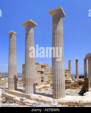 Die Spalten des dorischen Tempel der Athena Lindia auf der Akropolis von Lindos griechischen Insel Rhodos Griechenland Stockfoto