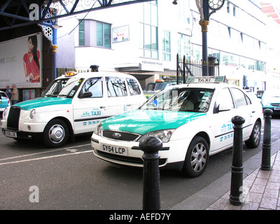 Taxis auerhalb Brigton Station East Sussex warten auf Passagiere Stockfoto