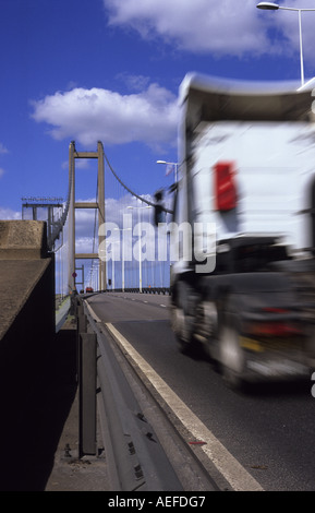 LKW der Humber-Brücke überspannt die Humber Mündung Beitritt Yorkshire mit Lincolnshire uk Stockfoto