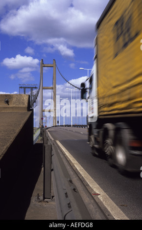 LKW der Humber-Brücke überspannt die Humber Mündung Beitritt Yorkshire mit Lincolnshire uk Stockfoto