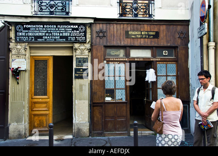 Paris Frankreich, Old Store Front, Junges Touristenpaar, Besuch einer „Alten jüdischen Synagoge“ im Viertel „Le Marais“ Stockfoto