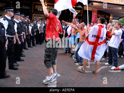 Gruppe von Fußball-Fans verspotten die Polizei im Zentrum von London nach England in der WM 2006 verloren. Stockfoto