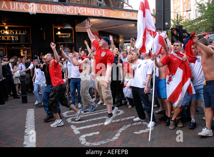 Gruppe von Fußball-Fans verspotten die Polizei von Leicester Square im Zentrum von London nach England in der WM 2006 verloren. Stockfoto