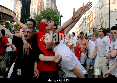 Gruppe von Fußball-Fans verspotten die Polizei von Leicester Square im Zentrum von London nach England in der WM 2006 verloren. Stockfoto