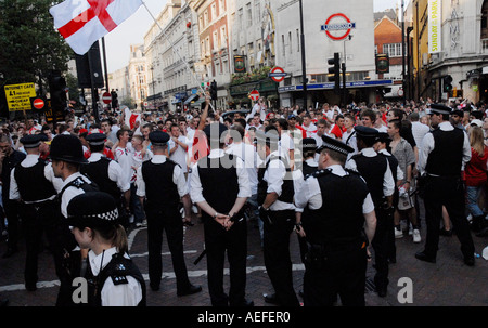 Gruppe von Fußball-Fans verspotten die Polizei von Leicester Square im Zentrum von London nach England in der WM 2006 verloren. Stockfoto