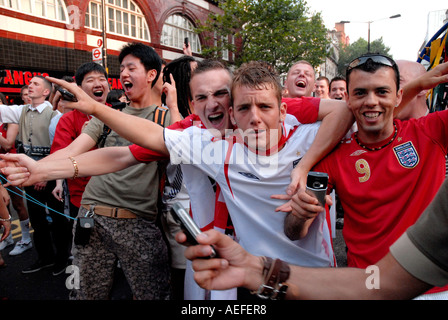 Gruppe von Fußball-Fans verspotten die Polizei von Leicester Square im Zentrum von London nach England in der WM 2006 verloren. Stockfoto