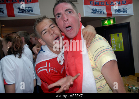 Junge englische Fußballfans trinken und verhält sich schlecht in West End Kneipen während WM-Spiel anschauen. Stockfoto