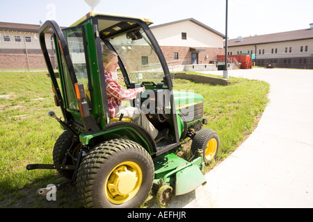 Weiblicher Häftling arbeitet mit Grundstückspflege in Nebraska Correctional Center für Frauen in York Nebraska USA Stockfoto