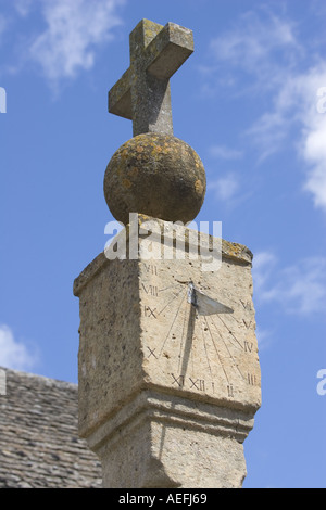 Sonnenuhr auf mittelalterliche Kreuz in Cotswold Dorf Stanton Britains UK Stockfoto