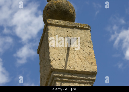 Sonnenuhr auf mittelalterliche Kreuz in Cotswold Dorf Stanton UK Stockfoto