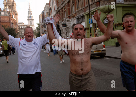 Englische Fußballfans laufen durch die Straßen von London nach England die WM verlor Spiel 2006. Stockfoto