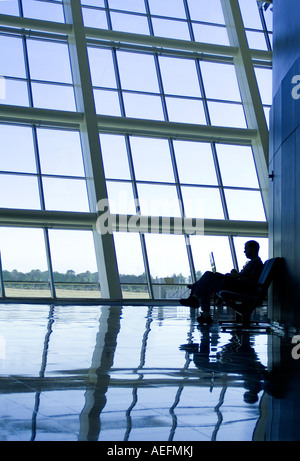 Mann arbeitet auf Laptop-Computer im Flughafen Wartebereich, Fresno, Kalifornien, USA Stockfoto