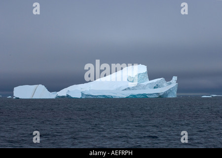 aus dem westlichen Antarktischen Halbinsel Antarktis südlichen Ozean schwimmenden Eisberg Stockfoto