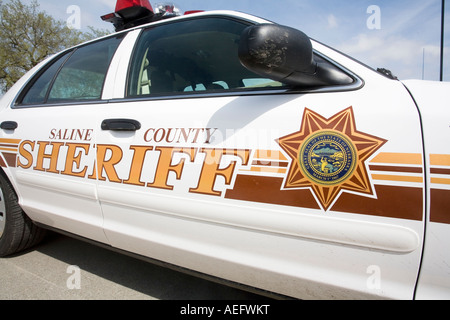 Identifizierung von Schriftzug und Nebraska Staatssiegel auf Ford Crown Victoria Police Interceptor aus Saline County Sheriff Office Stockfoto